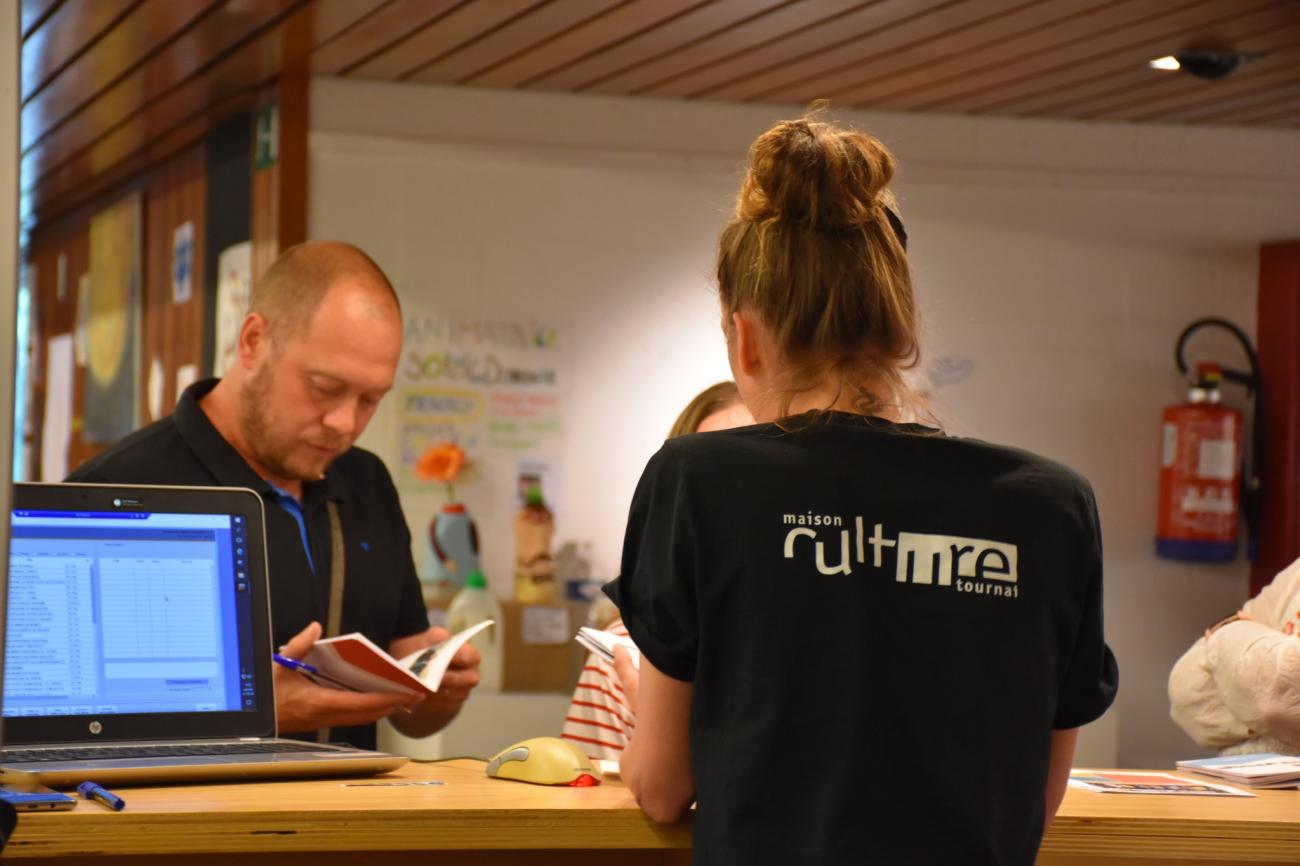 Photo d'une personne travaillant à la billetterie de la maison de la culture