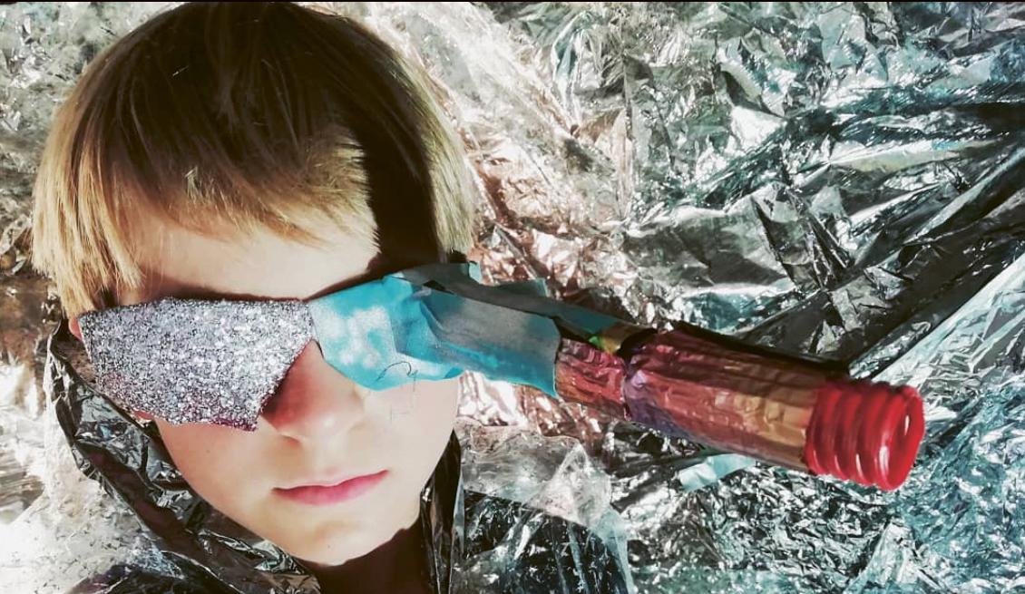 Photo d'un enfant devant une feuille d'aluminium