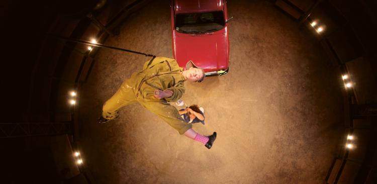 Photo de deux acrobates au milieu d'une piste de cirque