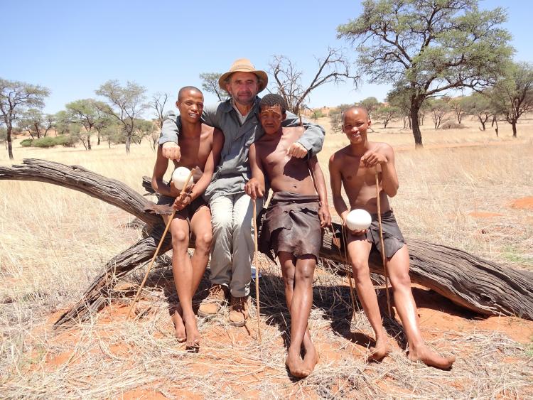 Photo de jeunes africains et d'un européen