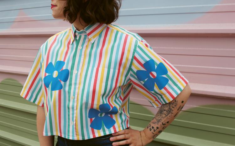 Photo d'une femme portant une chemise lignée et colorée