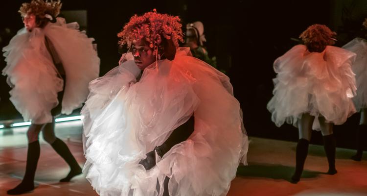 Photo d'adultes en train de répéter une pièce de théâtre