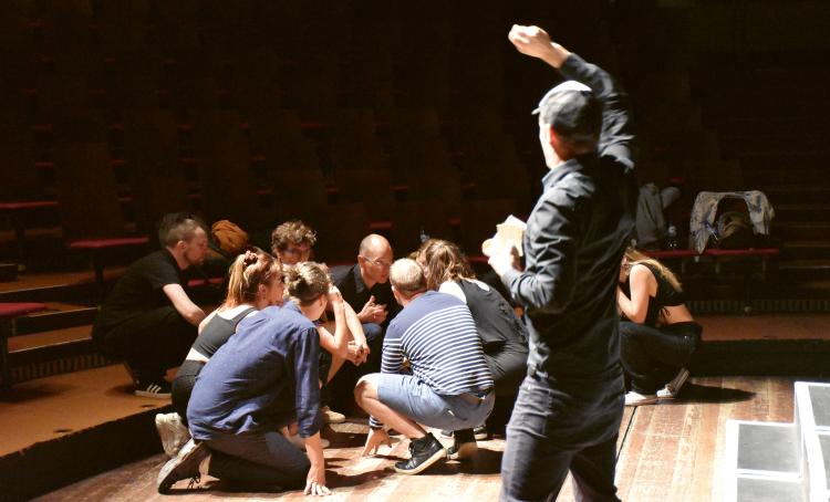 Photo d'ados en train de répéter une pièce de théâtre