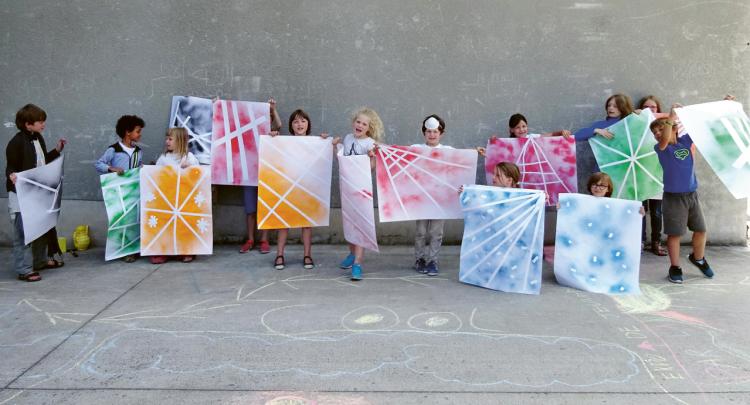 Photo d'enfant présentant leur peintures réalisées lors d'un atelier créatif