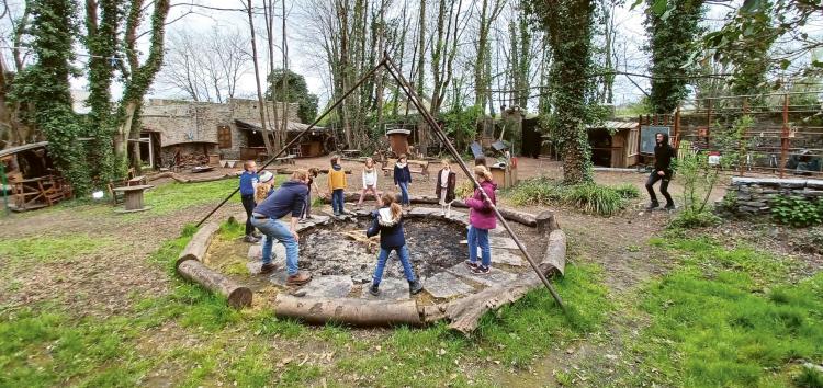 Photos d'enfants qui font une ronde dans l'herbe